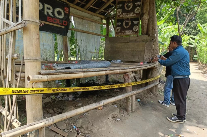 TKP: Warga melihat lokasi TKP pesta miras oplosan di Gedongan Kidul, Desa Bondowoso, Mertoyudan, Kabupaten Magelang.