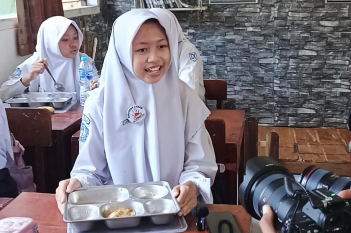 MENINJAU: Tim Pemprov Jateng meng-interview siswa saat monitoring pelaksanaan program MBG di SMP 1 Jati Kudus.