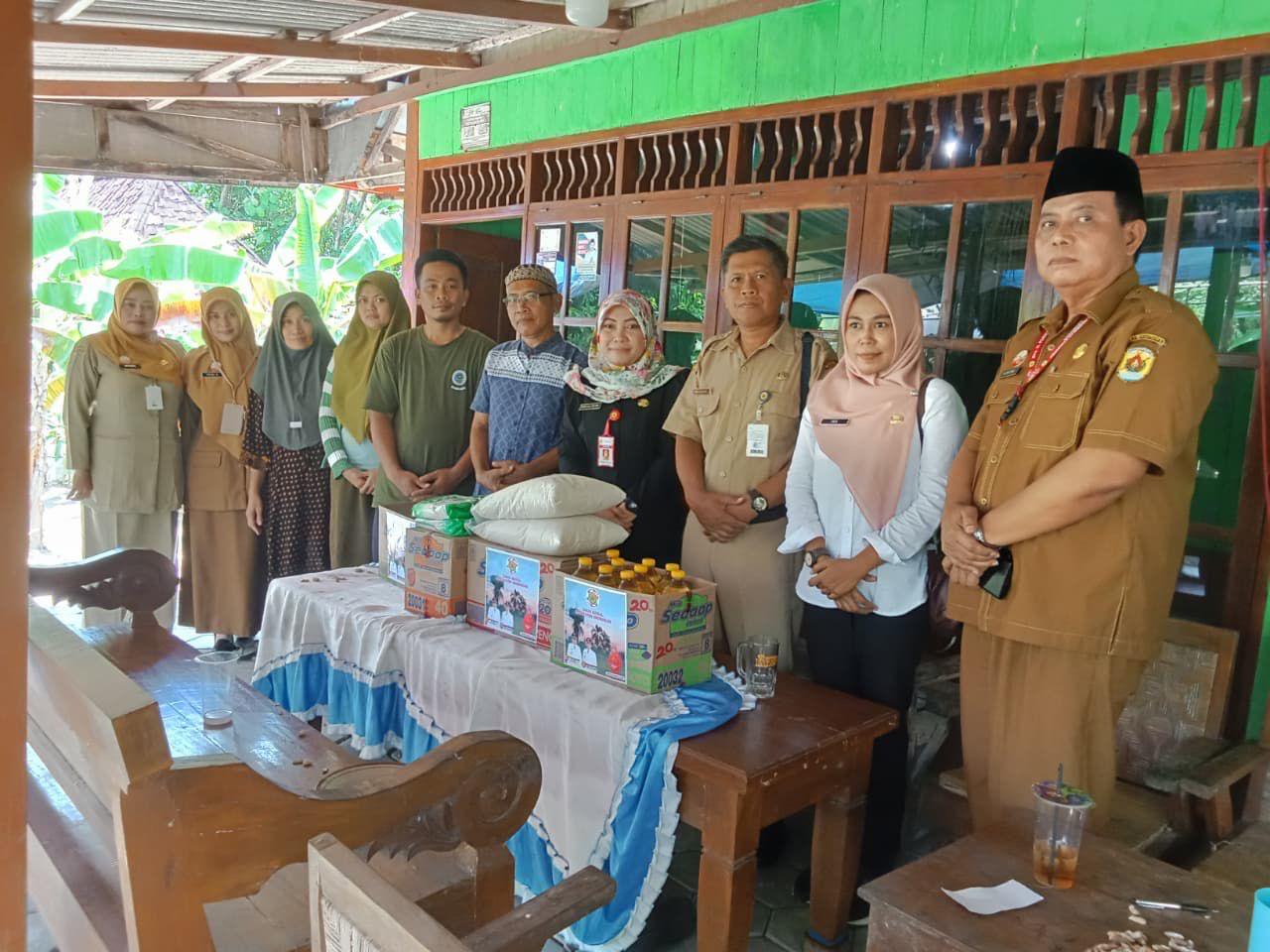 SERAHKAN BANTUAN &ndash; Kepala Dinas Pendidikan Punyomo bersama Kadinas Sosial Indri Agus Velawaty memberikan bantuan sembako kepada keluarga korban AGP siswa SMP N 1 Geyer yang meninggal, kemarin.