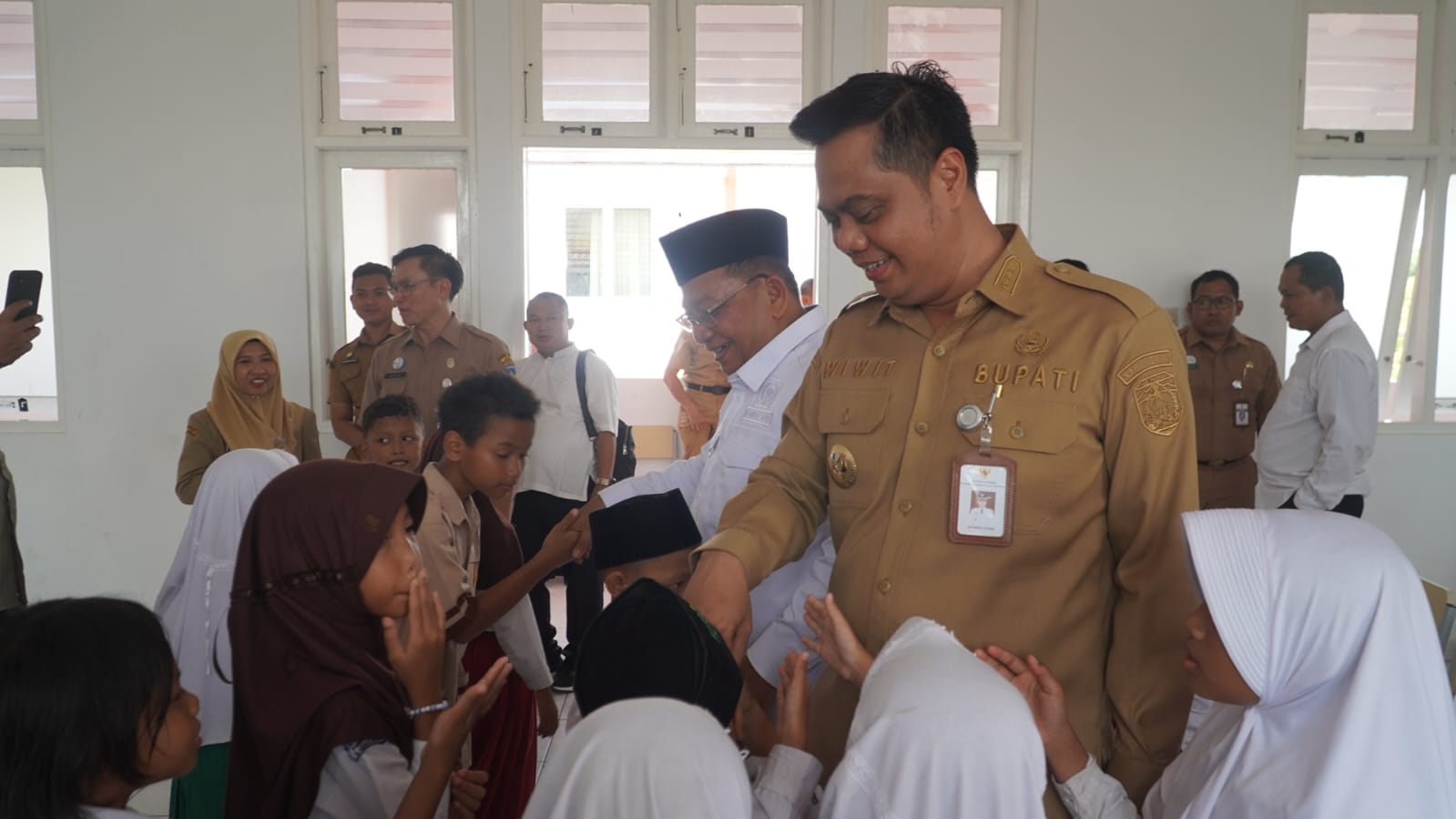 CERIA: Bupati Jepara Witiarso Utomo dan DPR RI Abdul Wachid menyapa siswa SR Jepara.