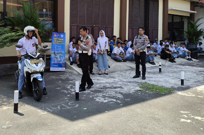 Satlantas Polres Jepara menggelar kegiatan Dikmas lantas sosialisasi tertib berlalu lintas dan pelatihan Safety Riding kepada para pelajar SMK Bhakti Praja, Selasa (14/10).
