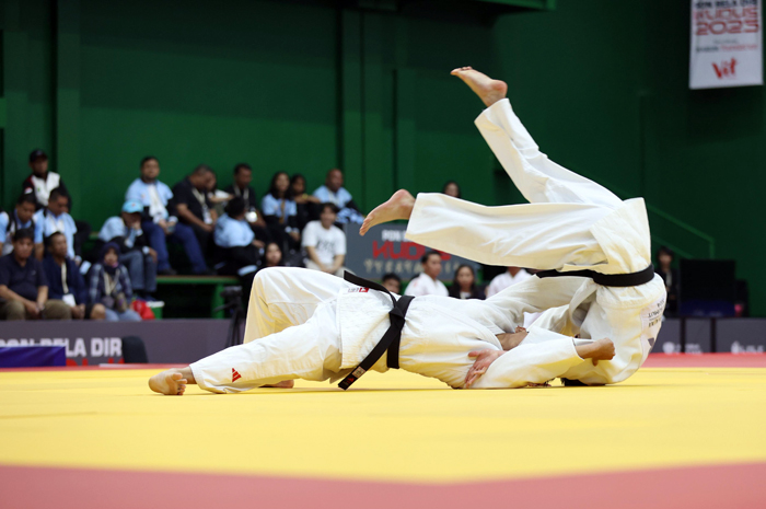 DISAMBUT ANTUSIAS: Para judoka bertanding di ajang PON bela diri Kudus 2025 di Djarum Kaliputu Arena.