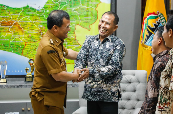 BERSALAMAN: Gubernur Jawa Tengah Ahmad Lutfi (kiri) menyambut hangat dengan menjabat tangan Direktur Jawa Pos Radar Kudus Baehaqi di ruangannya kemarin.