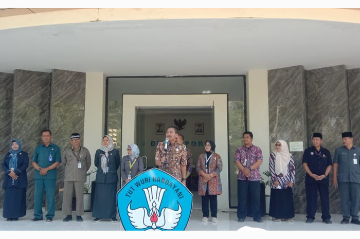 SEMANGAT: Kepala Dindikpora Rembang, Sutrisno bersama Kabid Pembinaan SD dan SMP serta kepsek memberangkatkan 28 siswa SD dan SMP di ajang FTBI Provinsi Jateng kemarin.