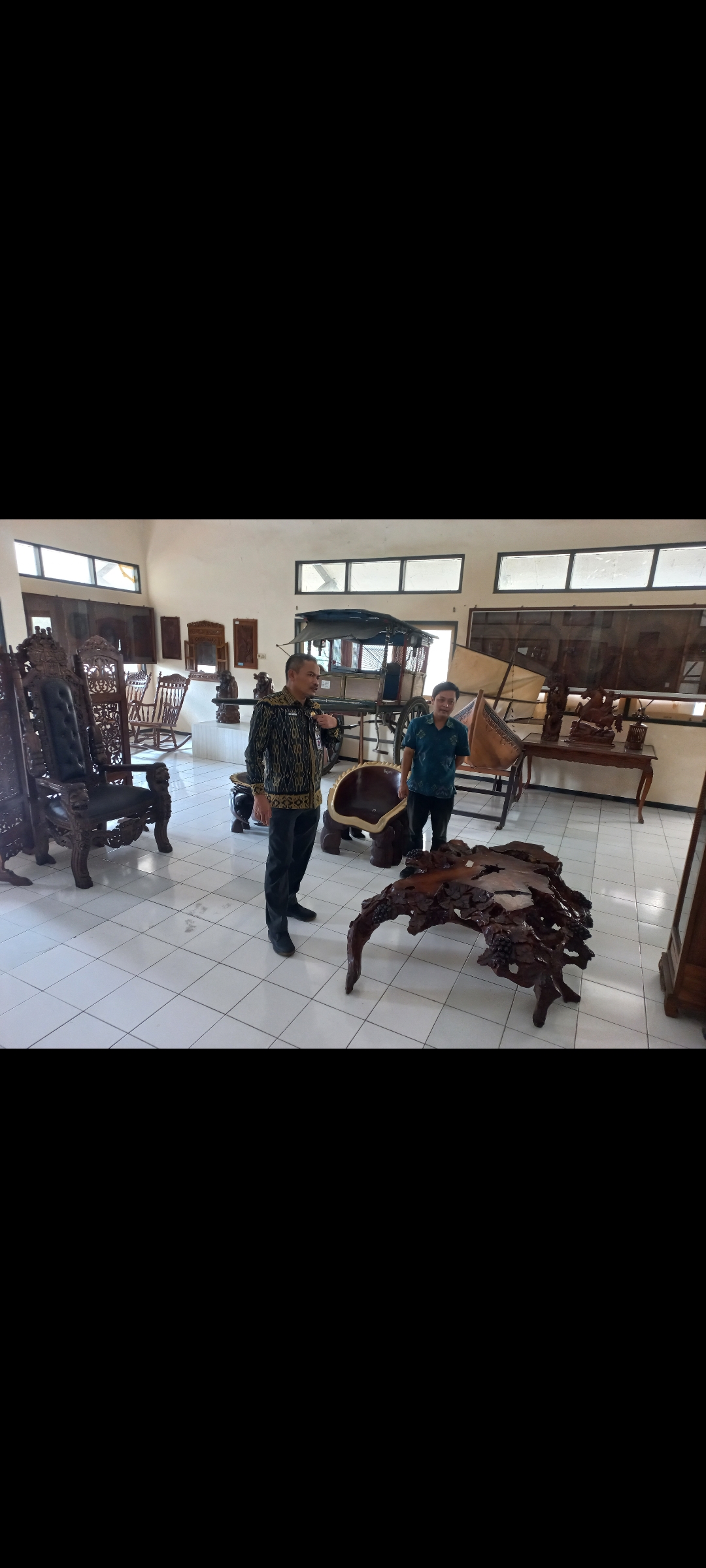 BERHARGA: Sekda Jepara Ary Bachtiar tengah menilik koleksi yang ada di Museum RA Kartini Jepara.