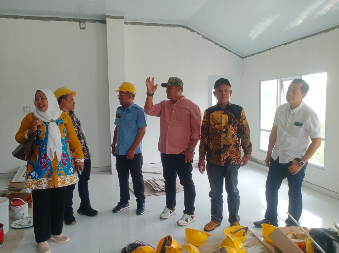 TINJAU: Komisi D DPRD Kudus meninjau pembangunan penambahan ruang di Puskesmas Rejosari, Selasa (14/10). (ANDIKA TRISNA SAPUTRA/RADAR KUDUS)