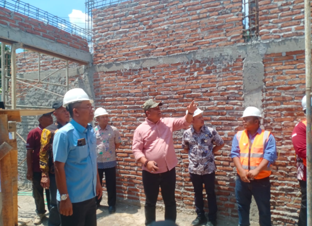 SIDAK: Komisi D DPRD Kudus memantau kualitas bangunan Pustu Colo yang baru 25 persen, Selasa (14/10). (ANDIKA TRISNA SAPUTRA/RADAR KUDUS)