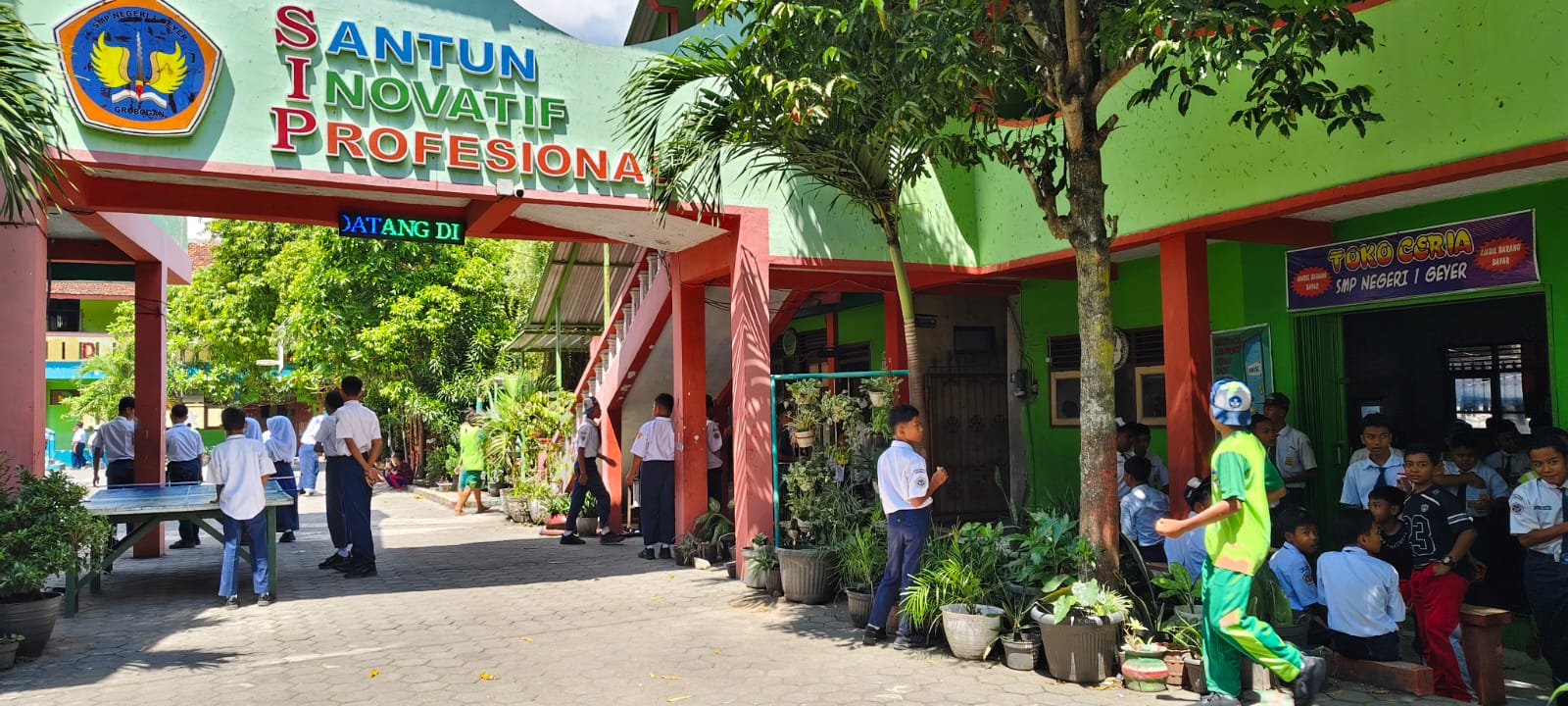 TETAP AKTIFITAS &ndash; Suasana SMP N 1 Geyer tetap melaksanakan proses belajar mengajar meski pada Sabtu (11/10) terjadi dugaan perundungan akibatkan satu siswa meninggal.