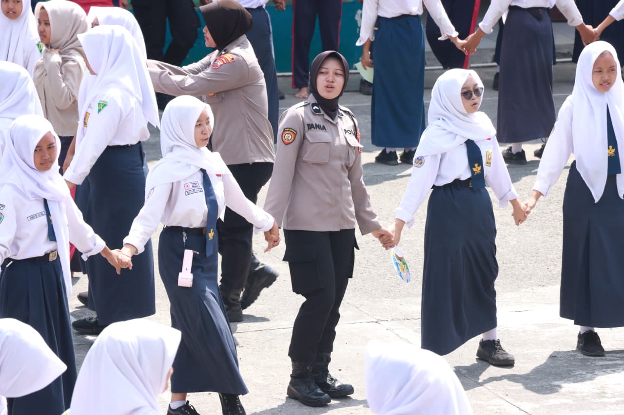 MAIN BERSAMA &ndash; Anggota Polres Grobogan bermain bersama dalam acara trauma healing di SMP N 1 Geyer, Selasa (14/10).