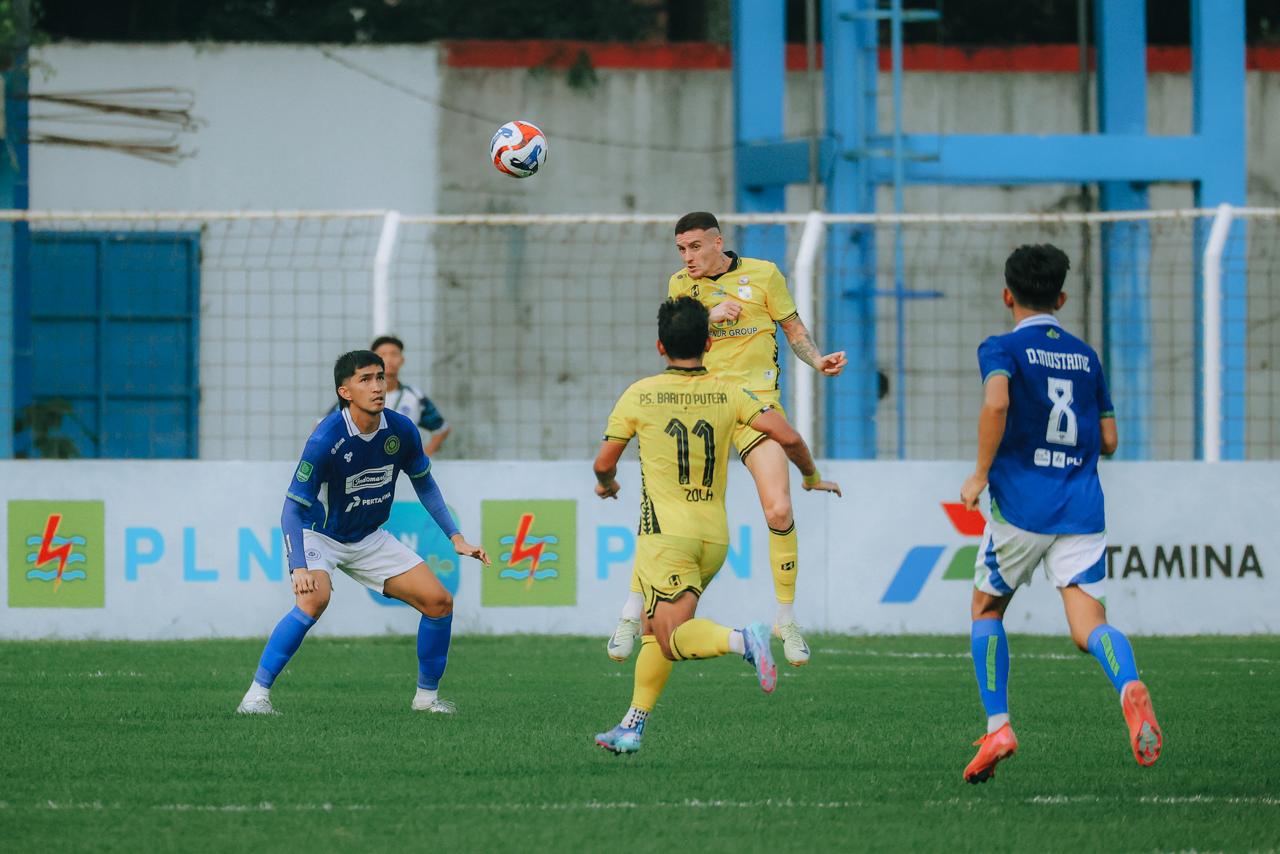 KRISIS: Bek Persiku Aldo (kiri) saat tampil perdana melawan Barito Putera.  &nbsp;