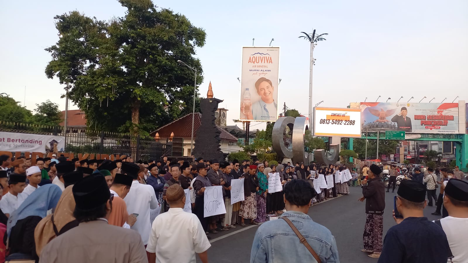 SERUAN BOIKOT : Ratusan santri Kudus menggelar aksi damai membela kiai dan pondok pesantren atas tayangan program Expose Uncensored dari Trans7 yang dinilai melecehkan, Selasa (14/10).