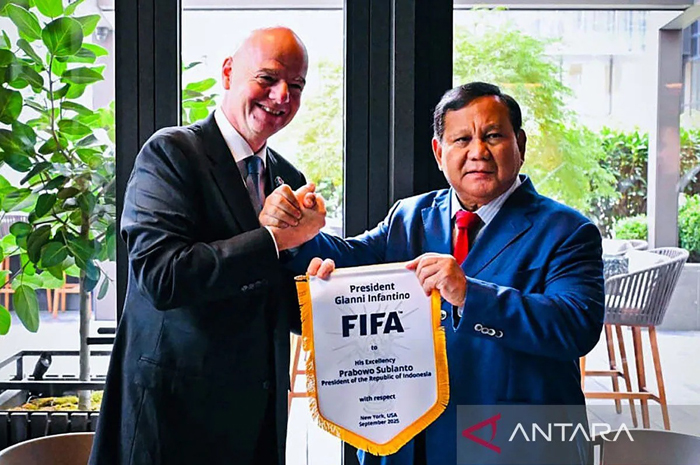 Presiden Prabowo Subianto menerima kunjungan Presiden Federasi Sepak Bola Internasional (FIFA) Gianni Infantino di New York, Amerika Serikat, pada Rabu, 24 September 2025.