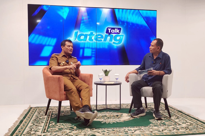 JATENG TALK: Direktur Jawa Pos Radar Semarang Baehaqi (kanan) saat podcast bersama Gubernur Jateng Ahmad Luthfi di studio Jawa Pos TV, Jalan Veteran 55, kemarin (13/10).