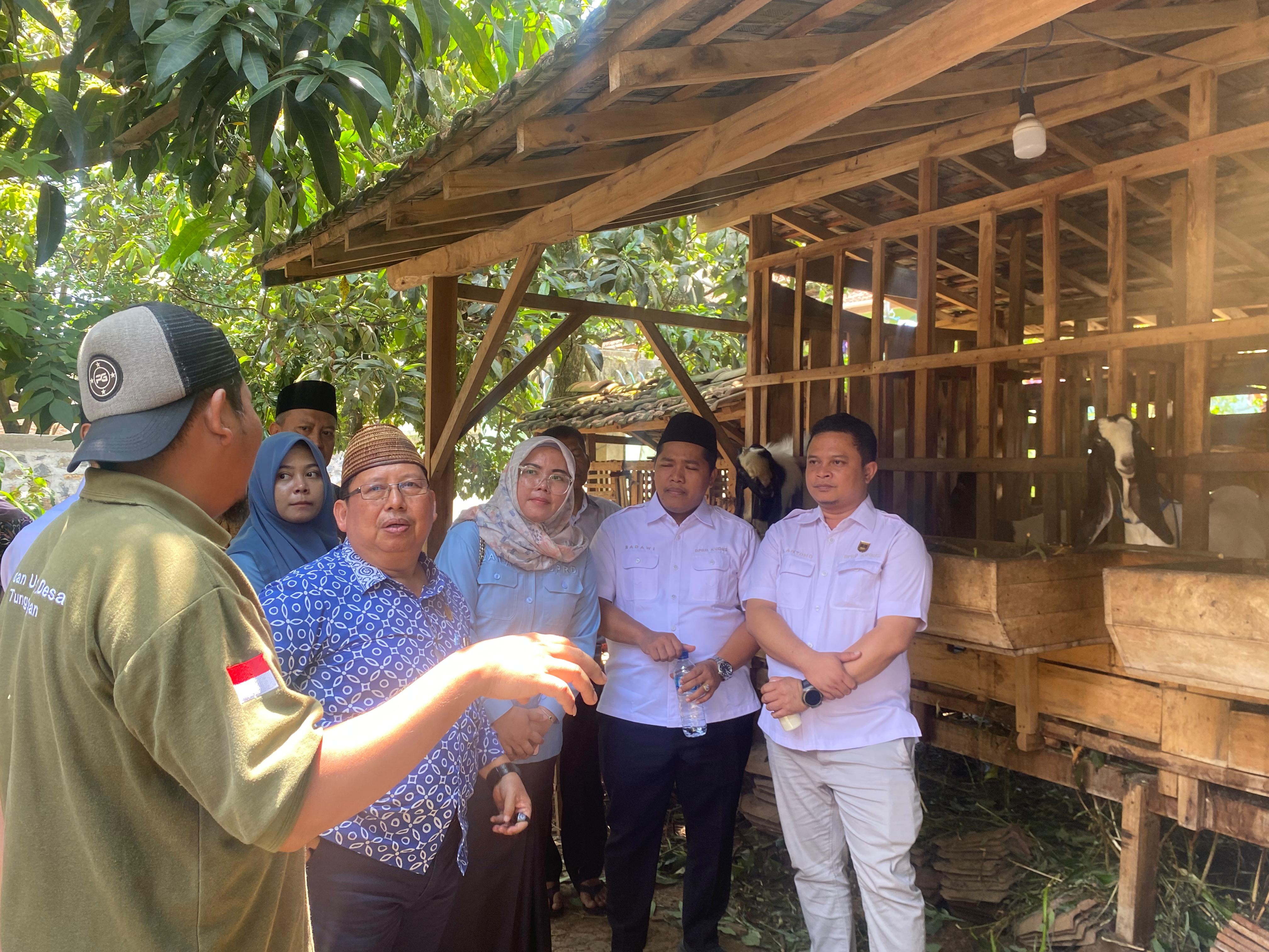 KUNJUNGAN: Komisi A DPRD Kudus meninjau Bumdes Tunggak Jati di Desa Japan, Selasa (14/10). (ANDIKA TRISNA SAPUTRA/RADAR KUDUS)