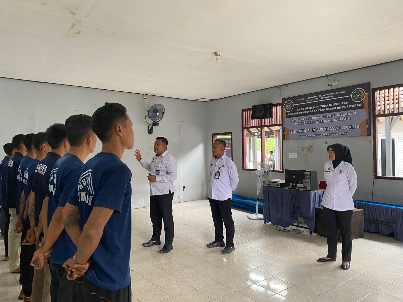 TERIMA PREMI &ndash; Warga binaan Lapas Purwodadi menerima premi atas hasil kerja di bidang produktif selama menjalani masa tahanan