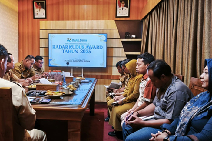 PEMATANGAN PERSIAPAN: Panitia Radar Kudus Award rapat dengan Sekda Blora Komang Gede Irawadi dan perwakilan OPD terkait di ruang rapat Sekda Blora kemarin.
