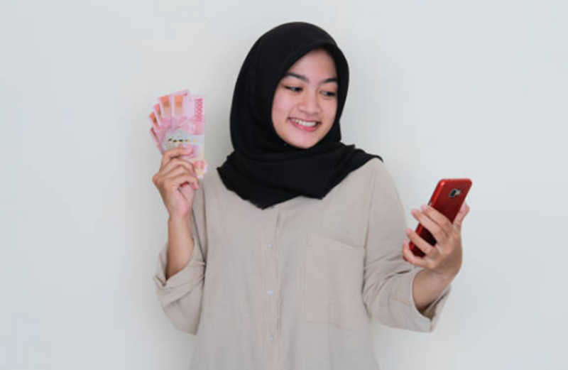 Ilustrasi mendapatkan uang dari bermain handphone