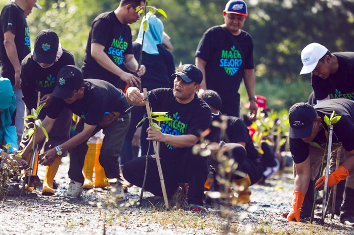 Gubernur Jawa Tengah Ahmad Luthfi memimpin penanaman mangrove secara serentak di wilayahnya di Kendal, Rabu (15/10).