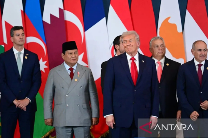 Presiden Prabowo Subianto (dua kiri) berdiri dengan Presiden Amerika Serikat (AS) Donald Trump di suasana ruang konferensi di International Congress Centre, Sharm El-Sheikh, Mesir.