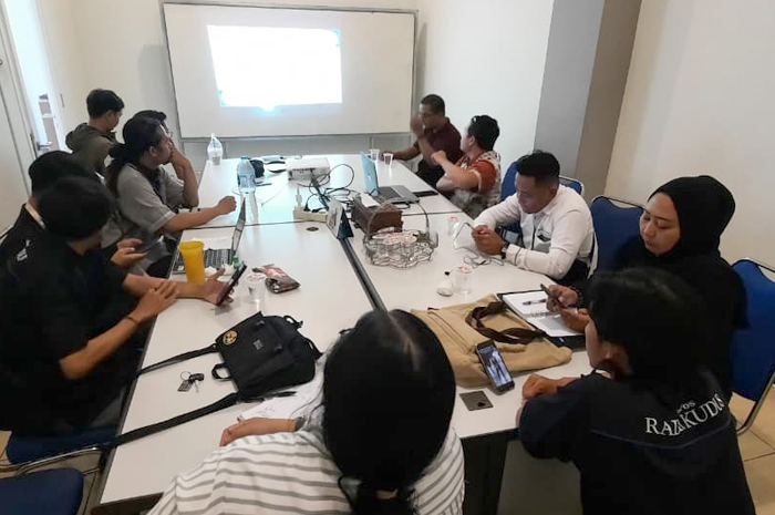Panitia Radar Kudus Award 2025 rapat koordinasi di ruang rapat lantai II kantor Jawa Pos Radar Kudus kemarin.