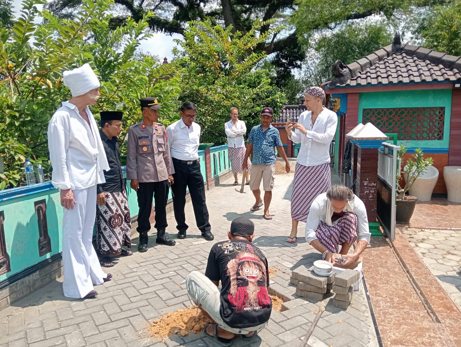 TERTARIK; Sejumlah wisatawan mancanegara saat mendatangi Makam Ki Ageng Tarub, Tawangharjo.