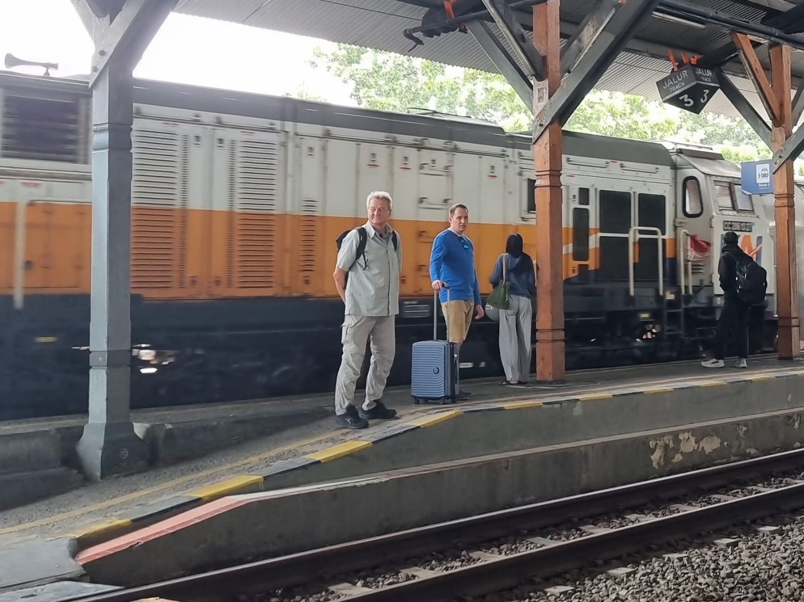 WISATAWAN: Sejumlah wisatawan mancanegara saat menyambangi wilayah Grobogan menggunakan kereta api.