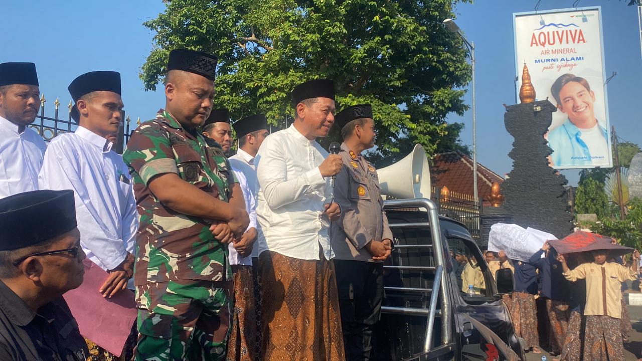 AKSI SANTRI: Bupati Kudus Samani Intakoris menerima tuntutan dari tokoh aksi santri Agus Riyanto di Alun-alun Kudus, Kamis (16/10). (ANDIKA TRISNA SAPUTRA/RADAR KUDUS)