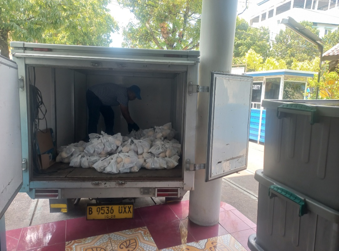 SIGAP: Penjamah makanan di SPPG Pengkol, Jepara Kota tengah menata box kontainer
