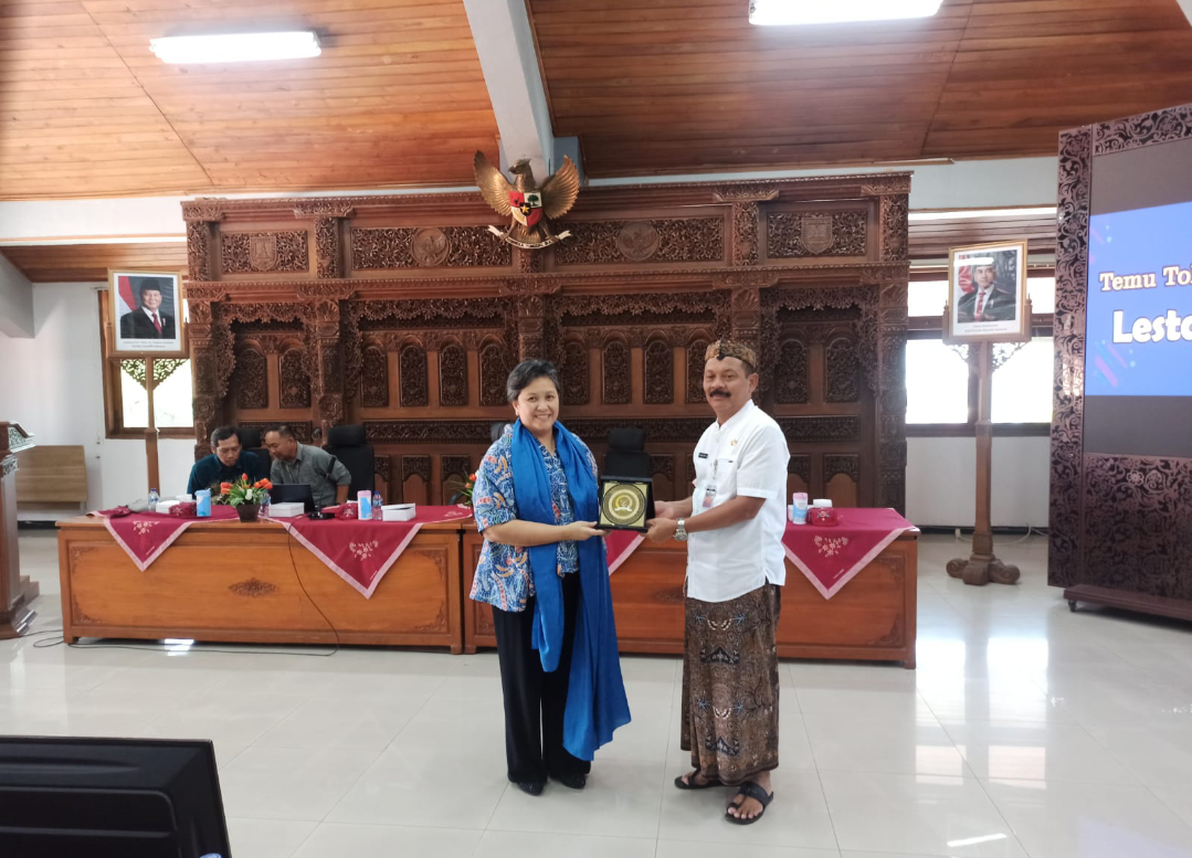 SERAH TERIMA: Wakil MPR RI, Lestari Moerdijat memberikan plakat kepada Kepala Disdikpora Kudus, Harjuna Widada, Kamis (16/10). (ANDIKA TRISNA SAPUTRA/RADAR KUDUS)