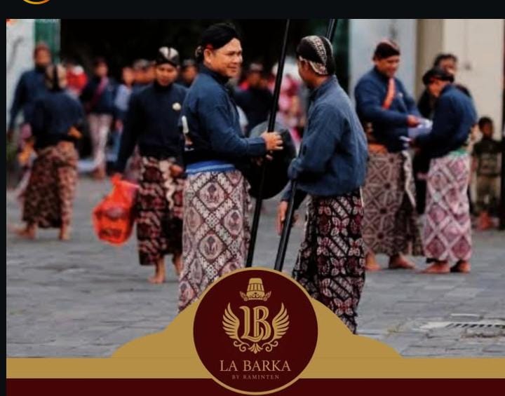 Potret Abdi Dalem memakai busana keraton dan tidak memakai alas kaki