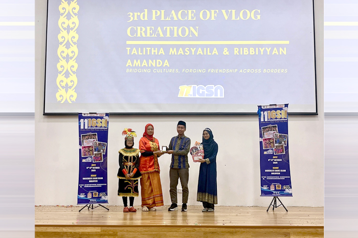 HEBAT: Dua siswi MAN 2 Kudus&nbsp;berhasil menorehkan prestasi tingkat internasional dengan meraih Juara 3 dalam ajang Vlog&nbsp;Competition&nbsp;IGSN) 2025 di Malaysia.
