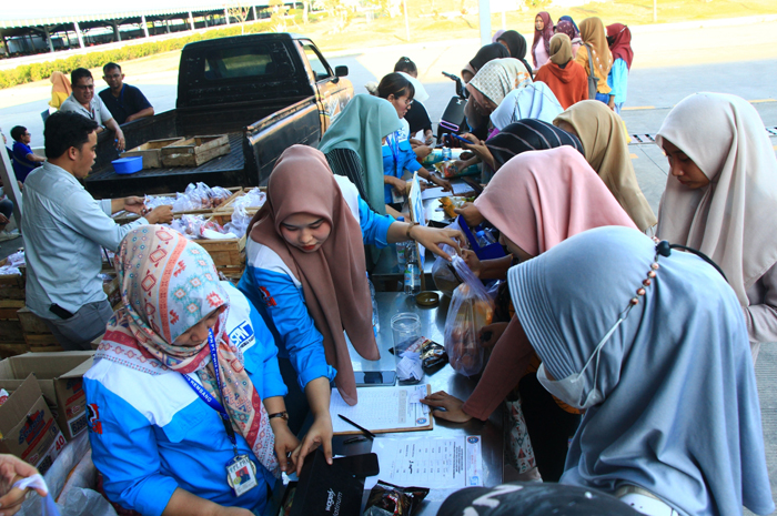 ANTUSIAS: Pekerja pabrik sepatu berbelanja pasar murah yang diinisiasi SPSI dan SPN dalam rangka GPM.