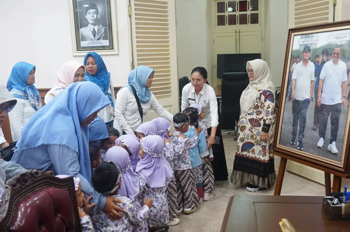 Atik Sudewo menyambut hangat anak&ndash;anak dari Kelompok Bermain (KB) Plataran Bocah yang melakukan home tour di Pendopo Kabupaten Pati.