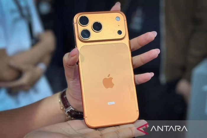 iPhone 17 Pro Max yang diunboxing pada acara peluncuran gawai tersebut oleh iBox di Senayan City, Jumat (17/10/2025).