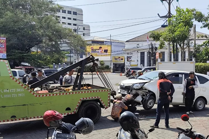 Mobil Daihatsu Sigra rusak dan diderek untuk di bawa ke Mako Satlantas Polrestabes