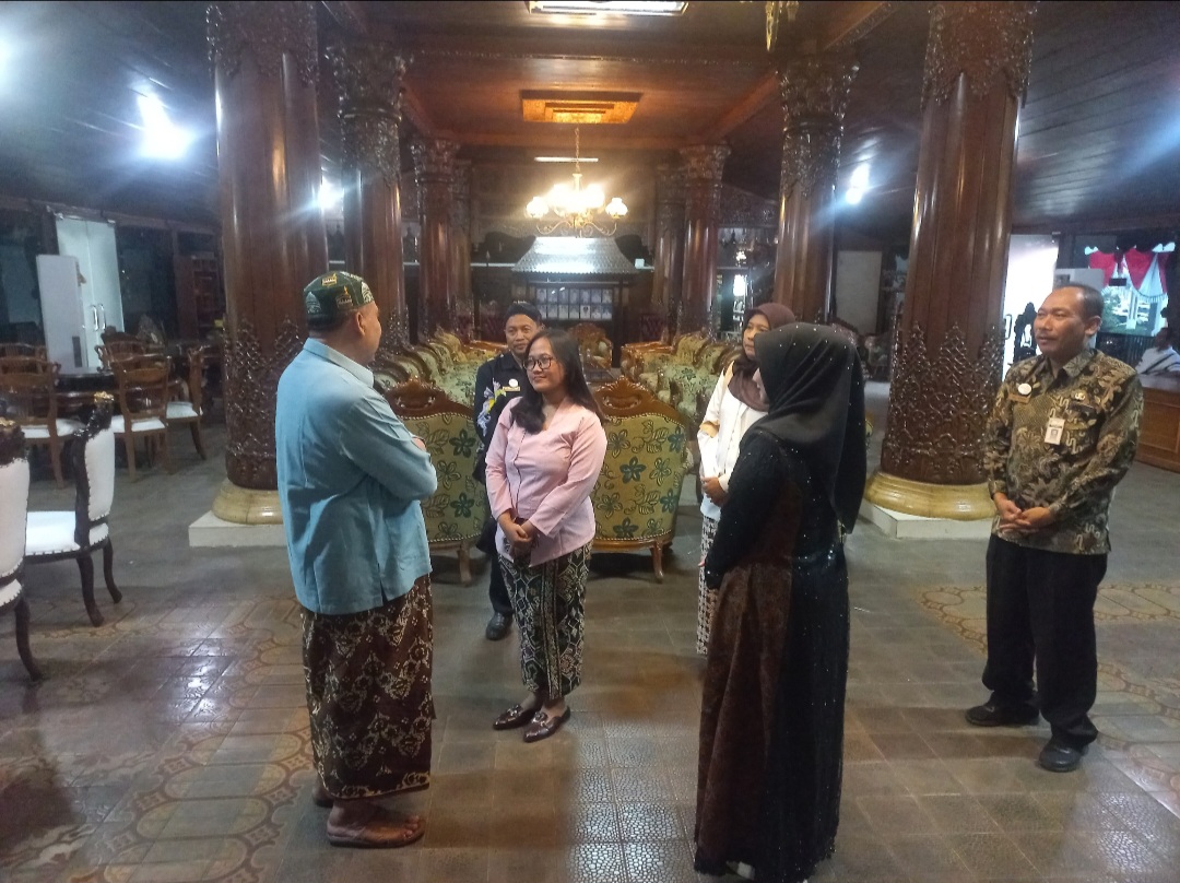 ANTUSIAS: RA. Sania Putri Citani yang merupakan cicit Kartini dari RM. Samingoen Bawadiwan Boedi Setiyo Soesalit dengan Istri Sri Rahayu Wardaningsih, kunjungi pringgitan dan kamar pingit RA Kartini.