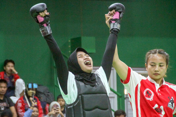 TAMPIL MEMUKAU: Atlet tarung derajat Jateng asal Kudus Vinka Widyaningrum (kiri) berhasil membawa pulang medali emas di kelas petarung putri 54-58 kg.