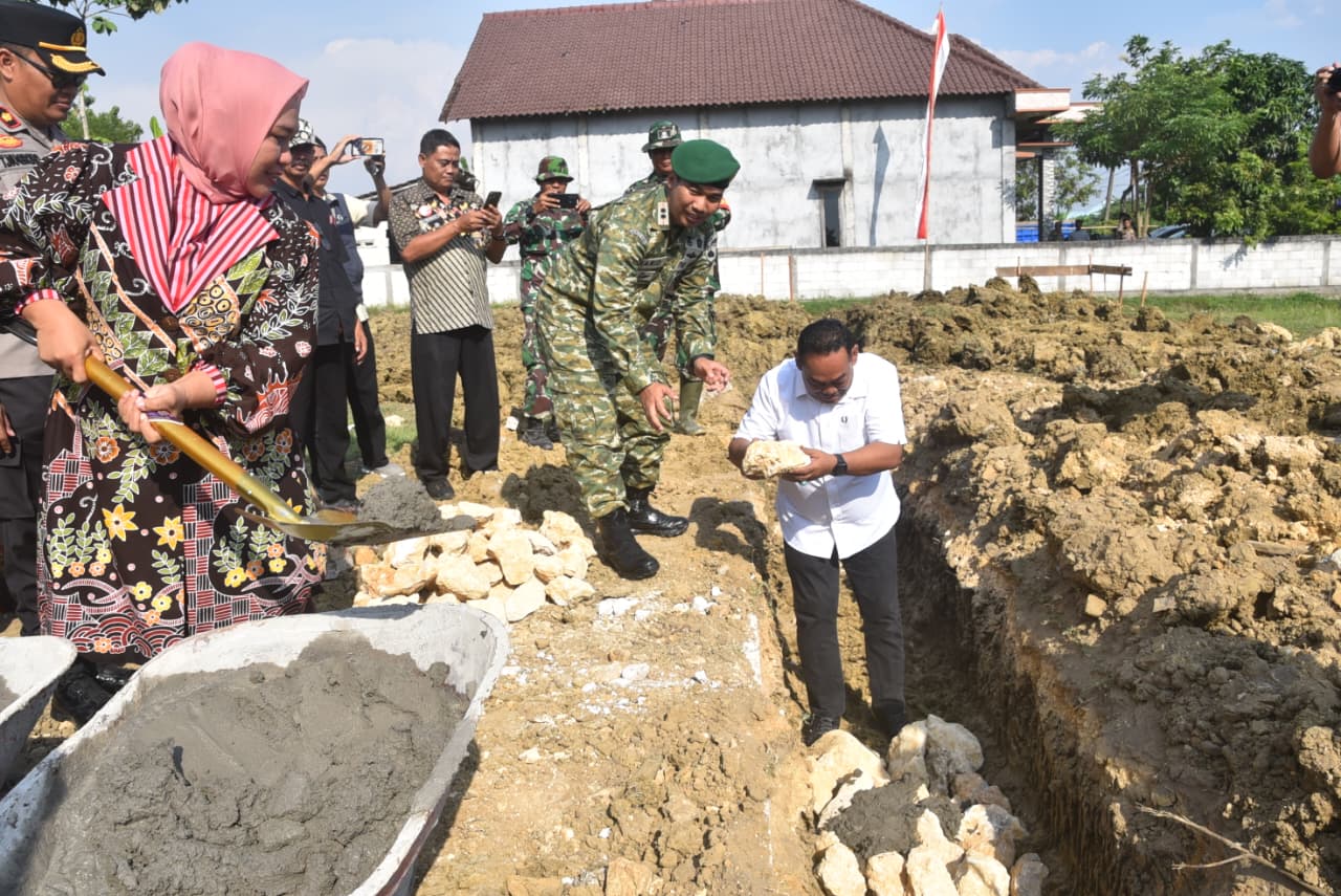 GROUNDBREAKING: Bupati Grobogan Setyo Hadi saat meletakkan batu pertama Koperasi Desa Merah Putih di Desa Teguhan Kecamatan Grobogan.