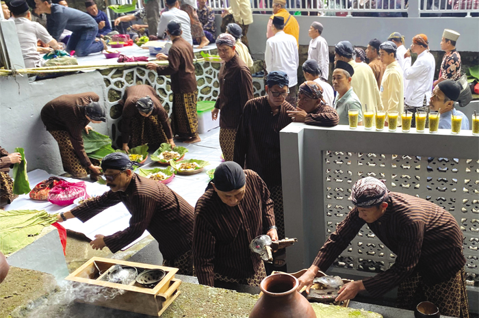 TRADISI: Kuncen dan pengurus Masjid dan Makam Sunan Muria menggelar prosesi guyang cekathak di Sendang Rejoso, Desa Colo, Dawe, baru-baru ini.
