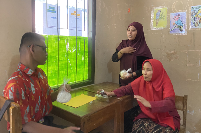 MAKAN MBG: Siswa SLB Budi Mulyo Jepon sedang memakan MBG dengan menu soto pada Kamis (16/10).