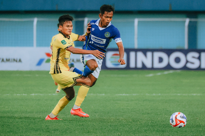 AMBIL POIN: Pemain Persiku Angger (kanan) berduel dengan pemain Barito Putera.