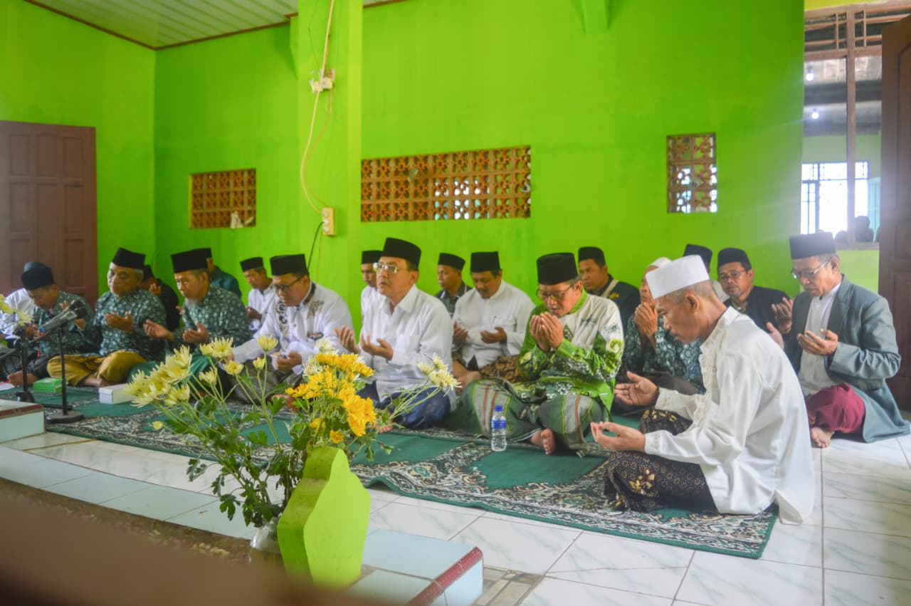 DOA BERSAMA &ndash; Wakil Bupati Grobogan Sugeng Prasetyo bersama Ketua PC NU Grobogan berdoa di makam sesepuh NU Grobogan dalam napak tilas Wali Grobogan menyongsong hari santri nasional.