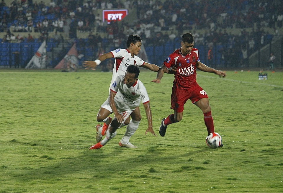 SENGIT: Pemain Persijap Jepara Charlos Franca tengah mencoba menerobos benteng pertahanan Bali United pada Minggu (19/10).