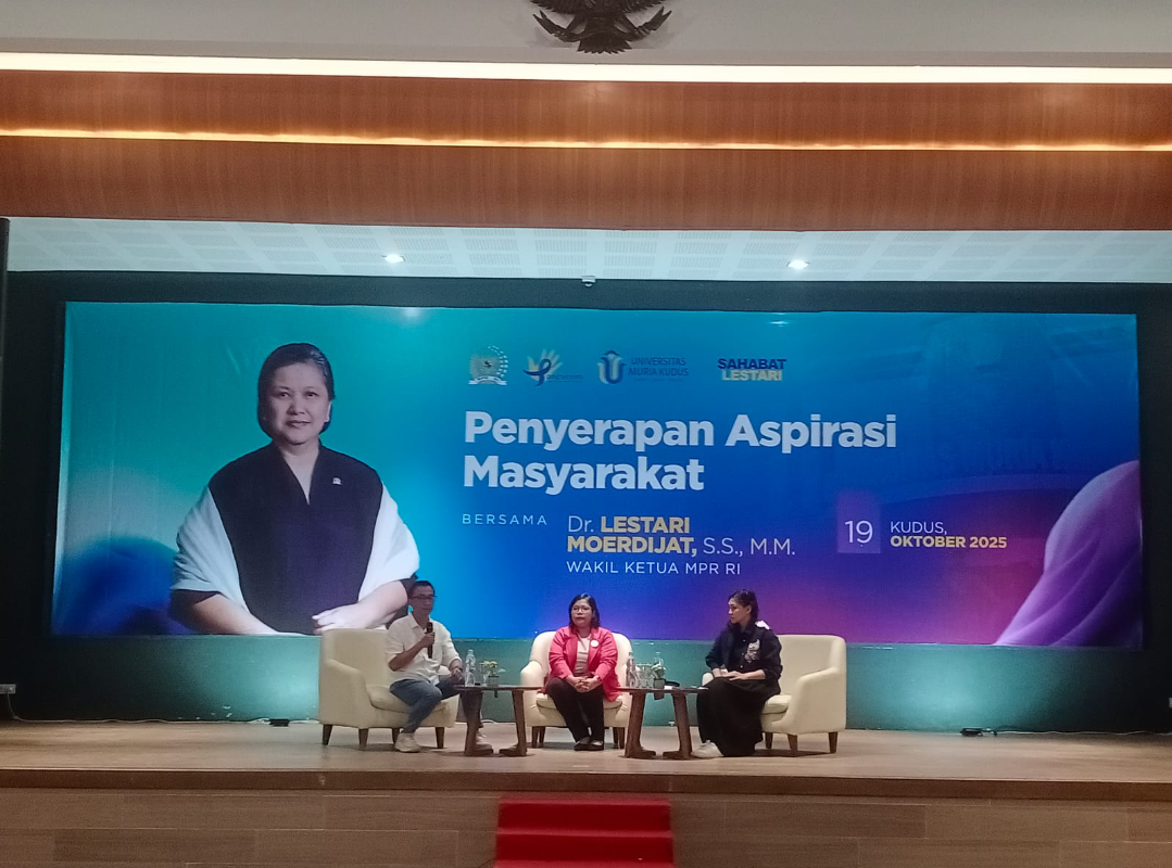 SHARING: Sejumlah pemateri membagikan wawasan terkait penyakit kanker pada acara seminar Melepas Cemas Menyambut Harapan di Auditorium UMK, Minggu (19/10). (ANDIKA TRISNA SAPUTRA/RADAR KUDUS)