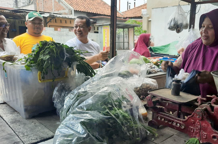 BELANJA: Bupati Kudus Sam&rsquo;ani Intakoris membeli cabe dan sayuran di Pasar Kaliputu Kudus.