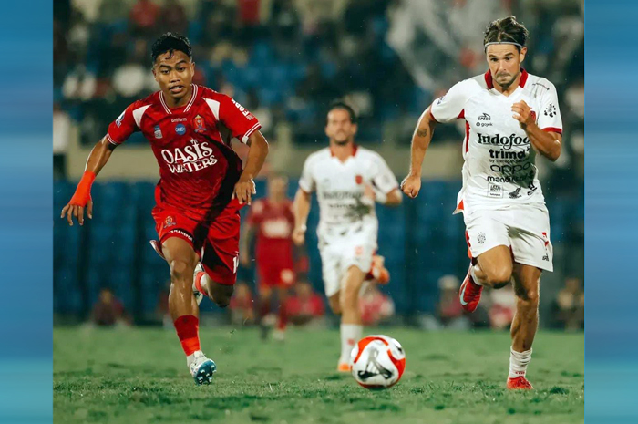 Pemain Persijap Jepara saat berhadapan dengan Bali United pada Minggu (19/10).  