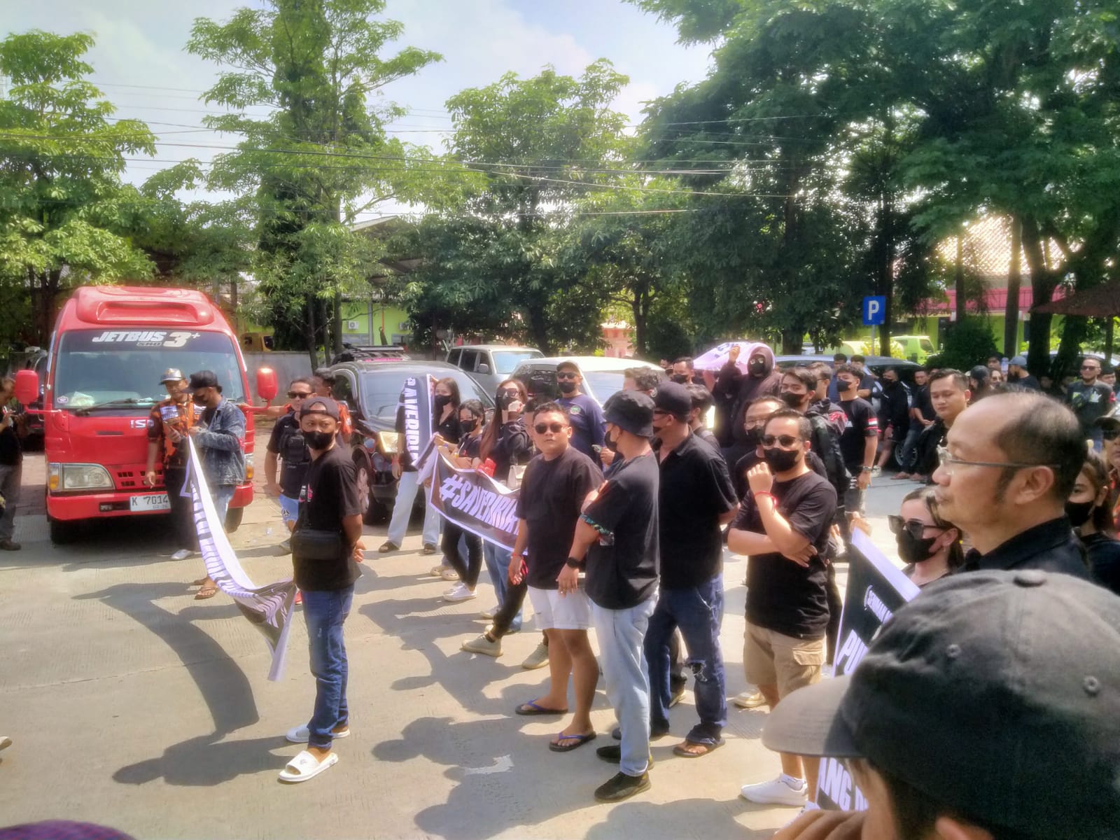 SOLIDARITA S- Puluhan pekerja seniman Grobogan melakukan aksi damai di Taman Kuliner Kota Purwodadi untuk mendukung proses hukum terhadap penganiayaan terhadap biduan di Kota Purwodadi.