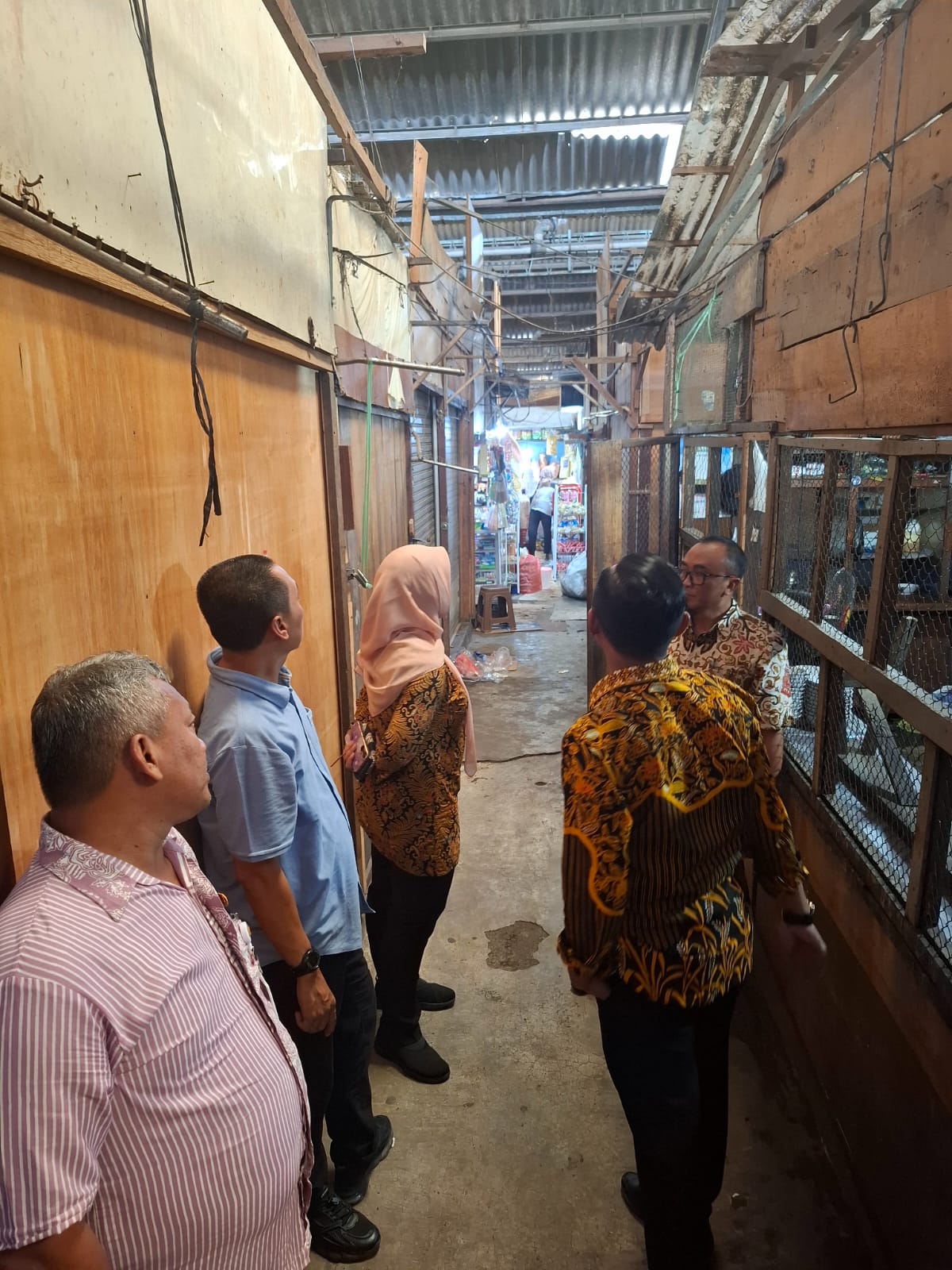 MENGECEK: Disperindag Grobogan saat mengecek kerusakan atap Pasar Induk Purwodadi.