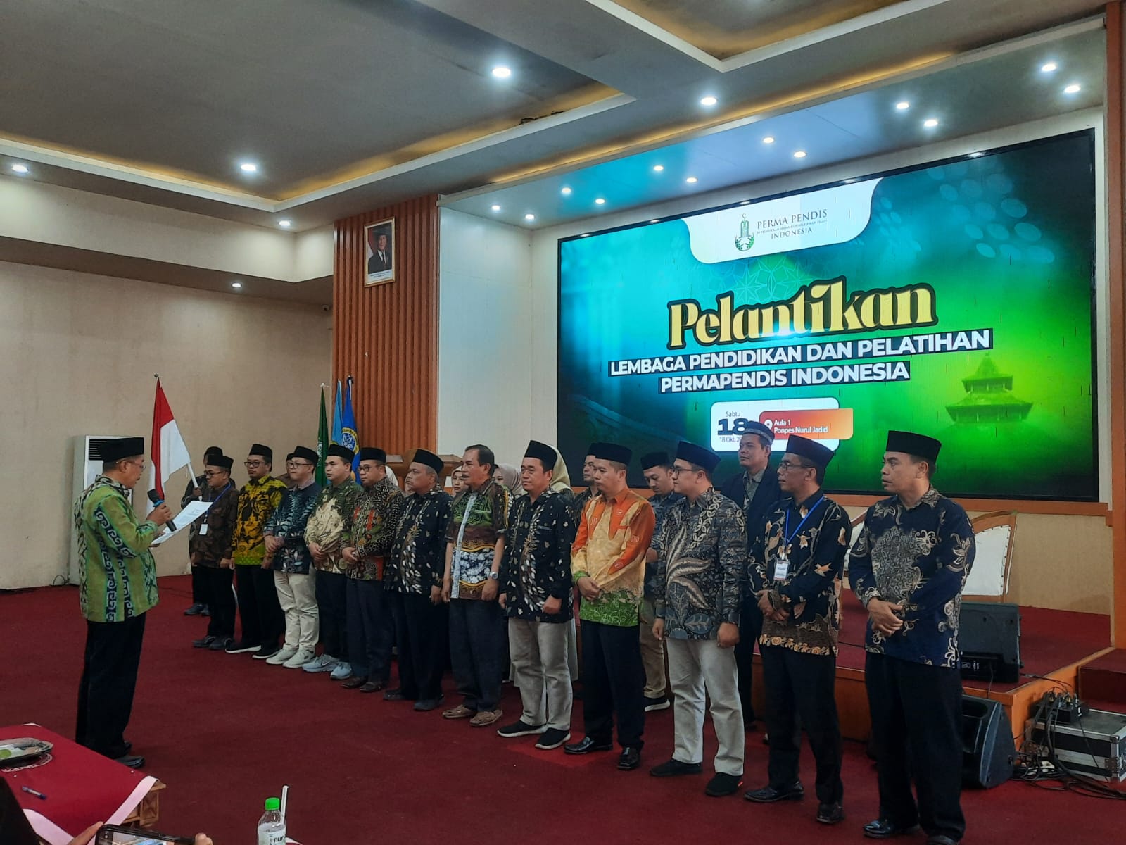 SAH: Direktur Pascasarjana Unisnu Jepara, Prof. Dr. H. Subaidi, M.Pd., (tujuh dari kanan) resmi dilantik sebagai pengurus Lembaga Pendidikan dan Pelatihan (Lemdiklat) Perma Pendis.