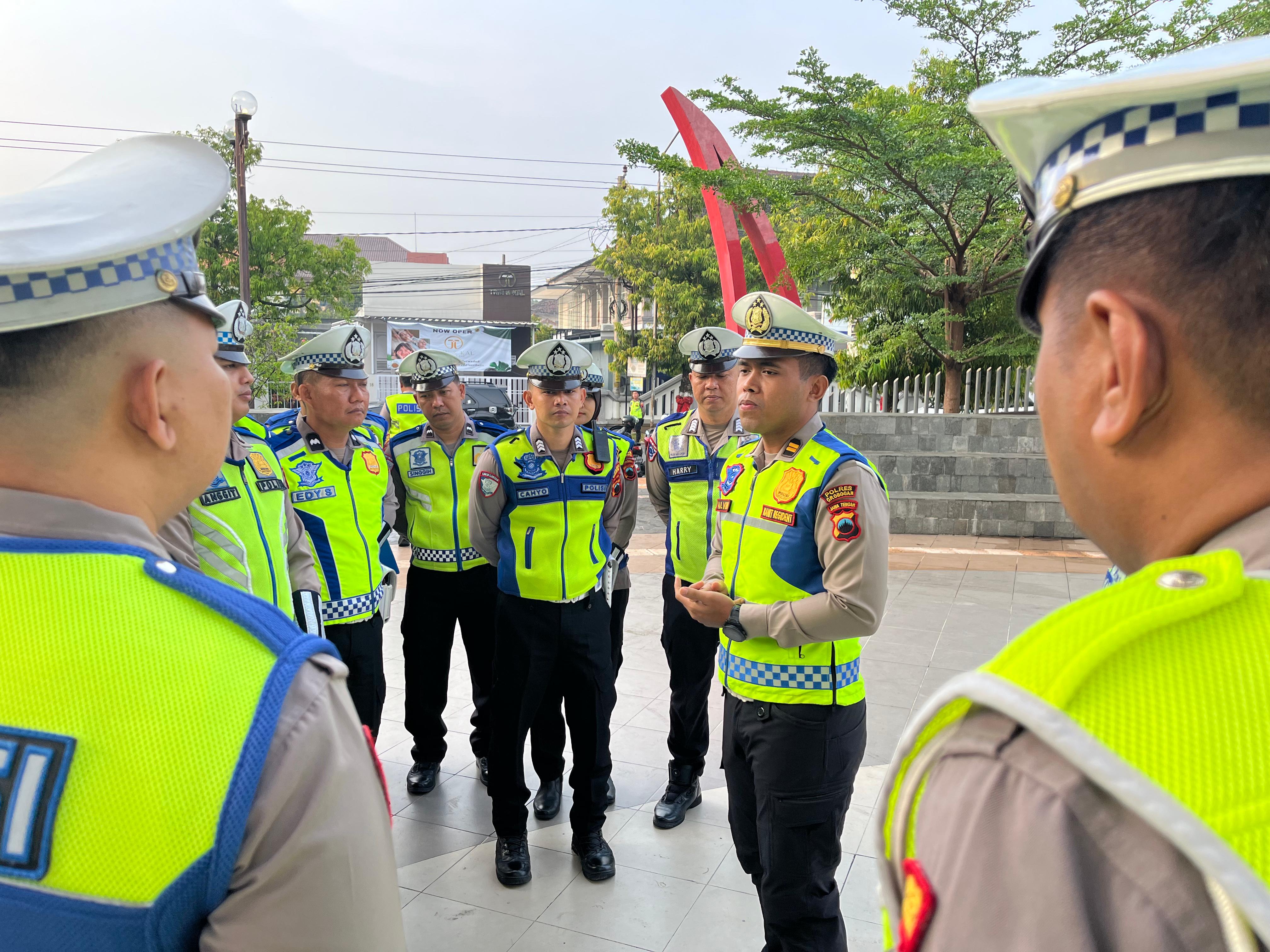 ARAHAN: Kanit Regident Iptu Alvin Leonardus Alvin saat memberikan arahan ke anggota di Taman Segitiga Emas Purwodadi.